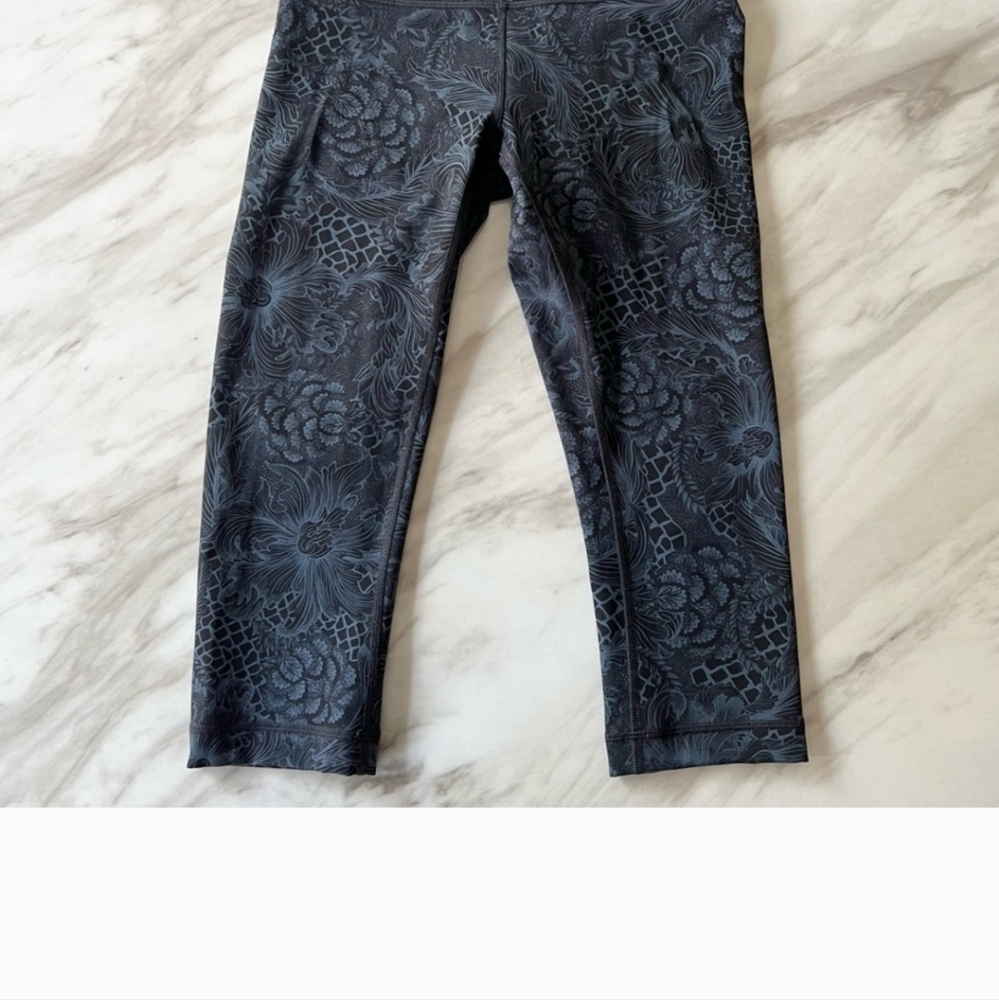 Lululemon Wunder Under Crop Leggings, Black and Blue Floral, Size 4 - Picture 4 of 10